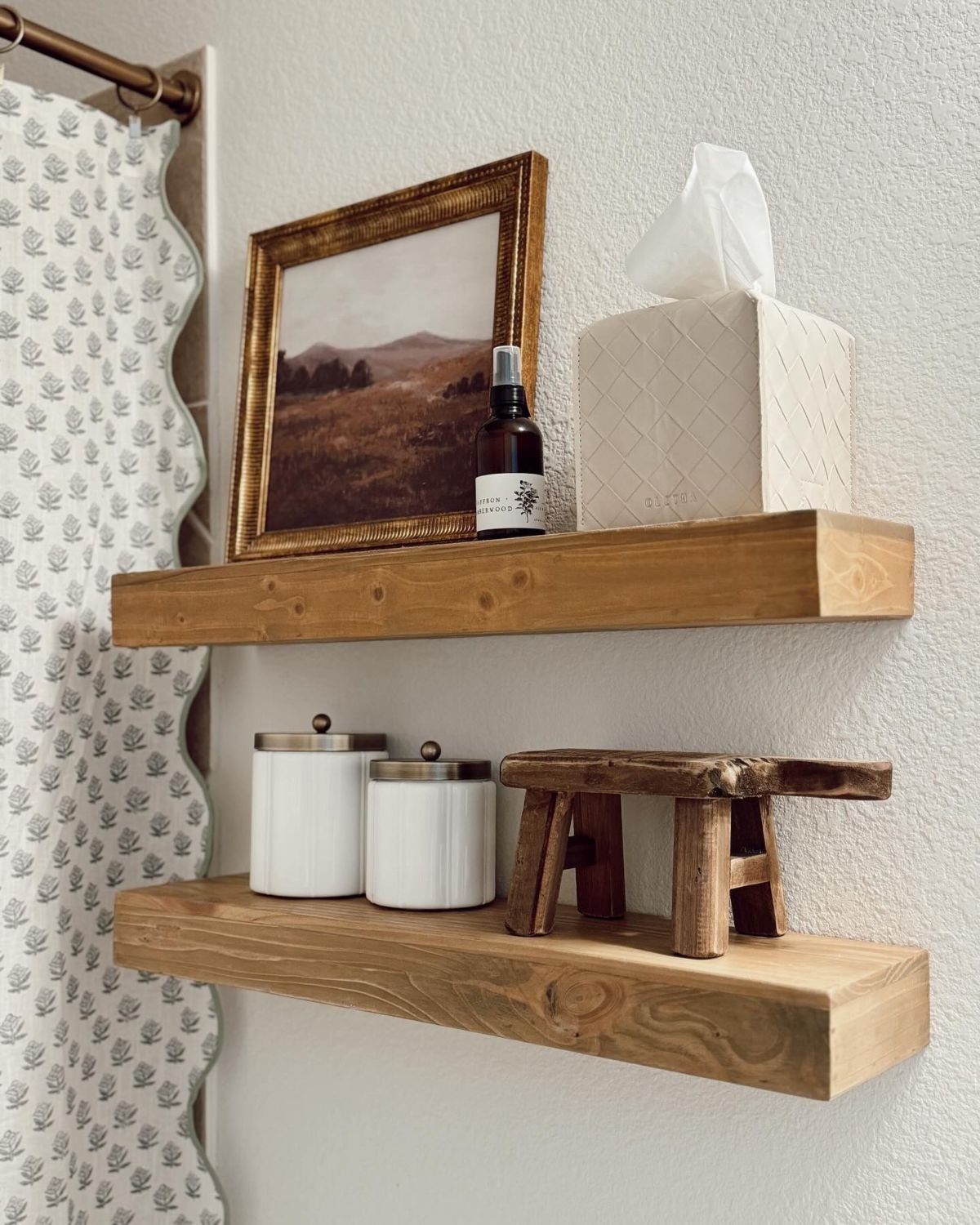 Chic Display Shelves for Bathroom Décor