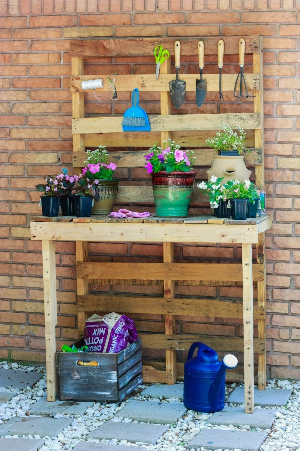 Creative Upcycled Pallet Potting Bench Design