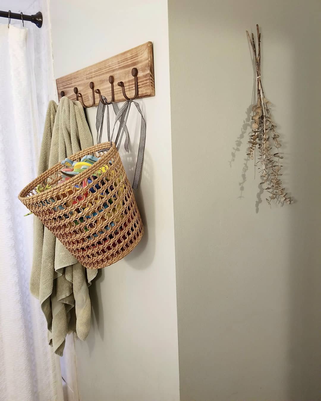 Maximize Space with Towel Rack Baskets