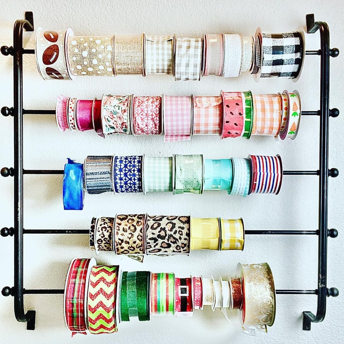 Stylish Ribbon Wall Storage