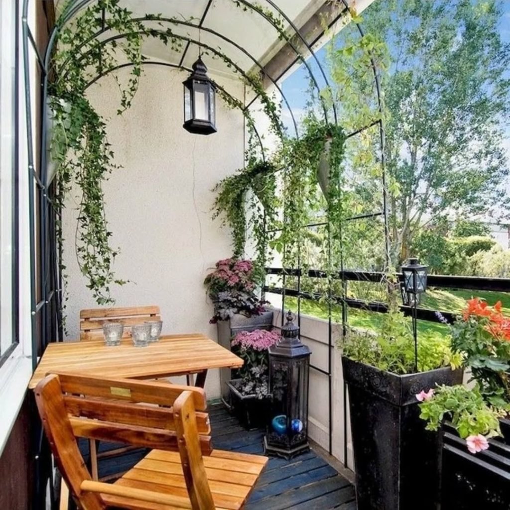 Charming Outdoor Dining Space