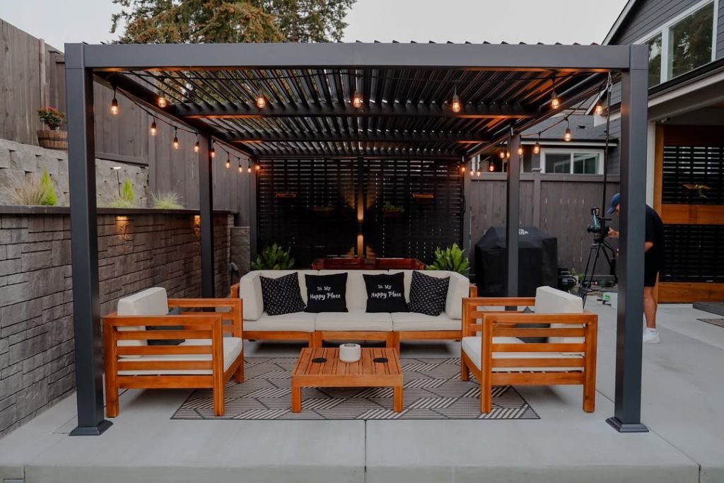 Contemporary Louvered Outdoor Space