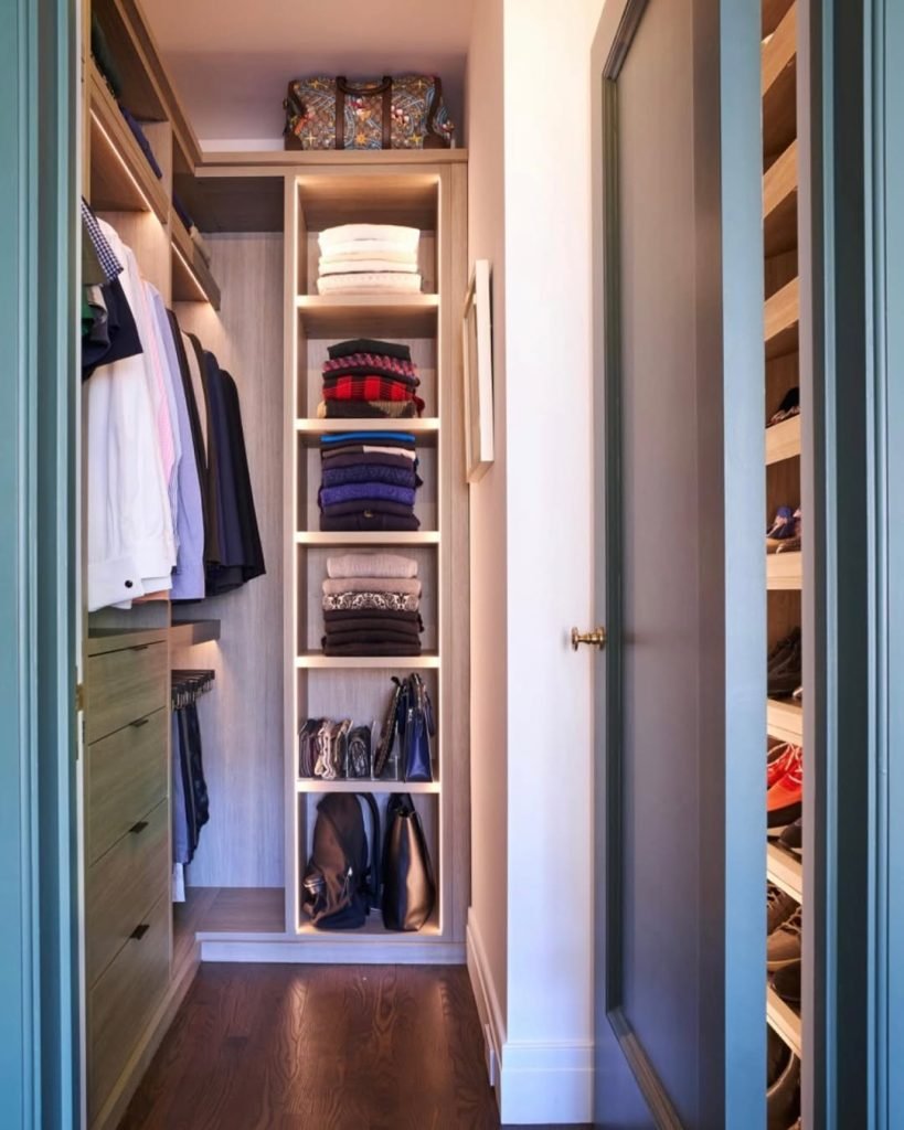 Modern Illuminated Closet Design