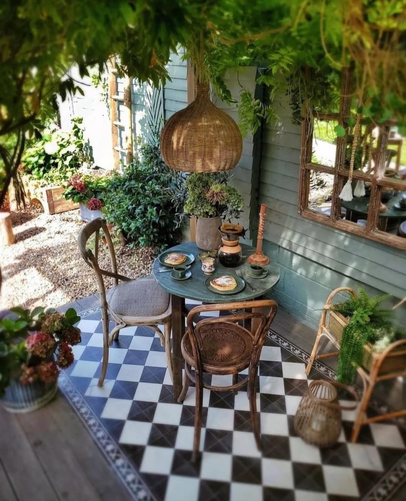 Parisian Café Ambiance