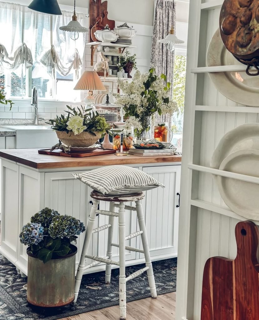 Cottage-Style Kitchen Island Design