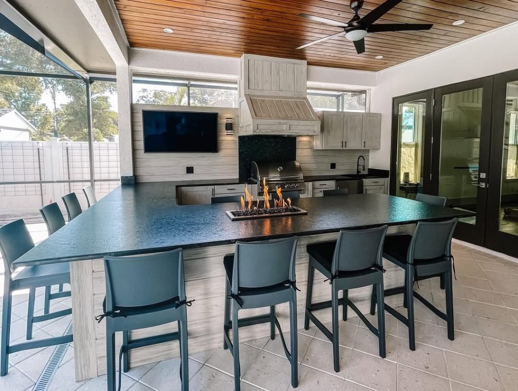 Modern Outdoor Dining Space