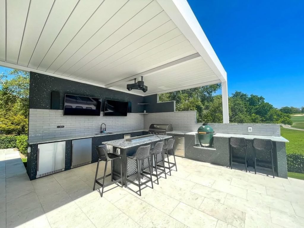 Sleek Golf Pavilion Design