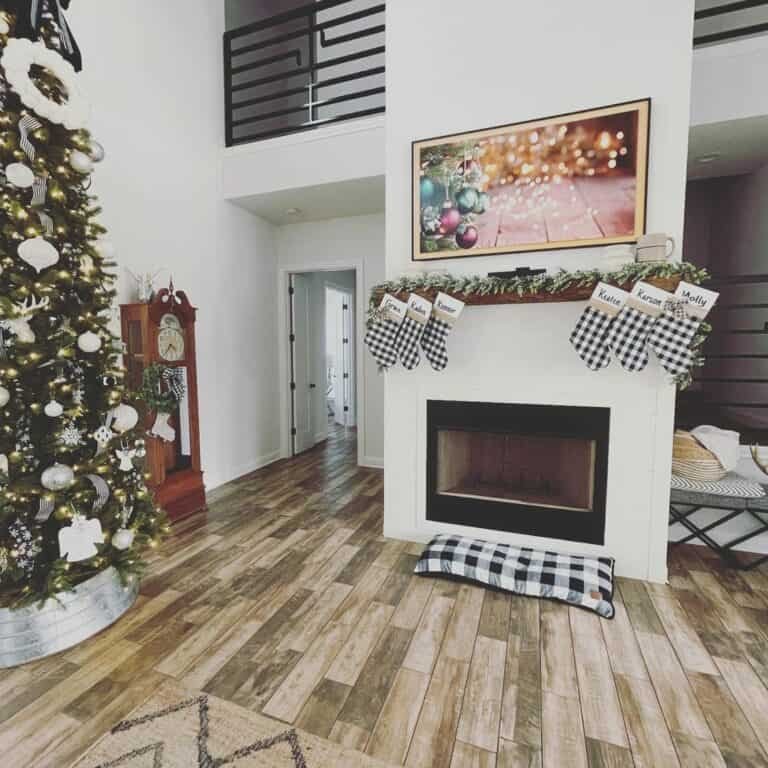 Black and White Christmas Décor
