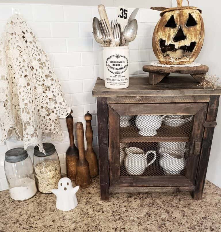 Farmhouse Halloween Kitchen Décor