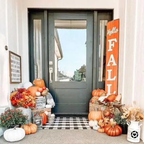 Pumpkin-Filled Porch Decor