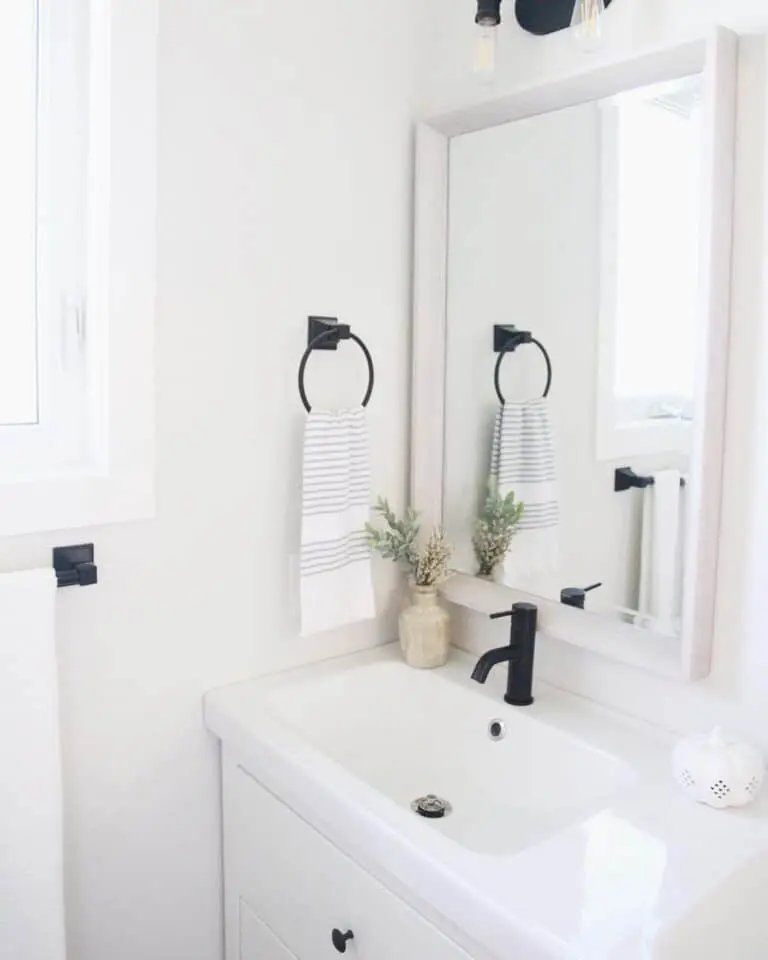 Minimalist bathroom with wood and white ceramic